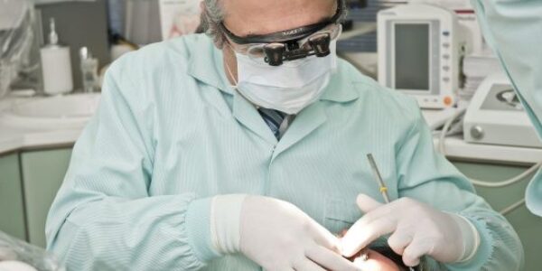 5_signes_indiquant_que_vous_pourriez_avoir_besoin_de_consulter_un_dentiste_esthétique