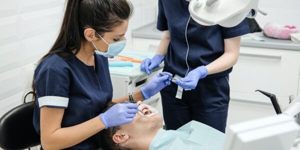 Conseils_pratiques_pour_choisir_un_dentiste_à_Saint_Maurice_et_économiser_sur_ses_soins_dentaires