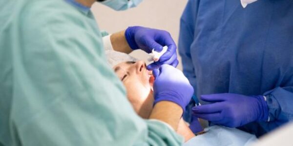 La_différence_entre_la_dentisterie_restauratrice_et_la_dentisterie_esthétique